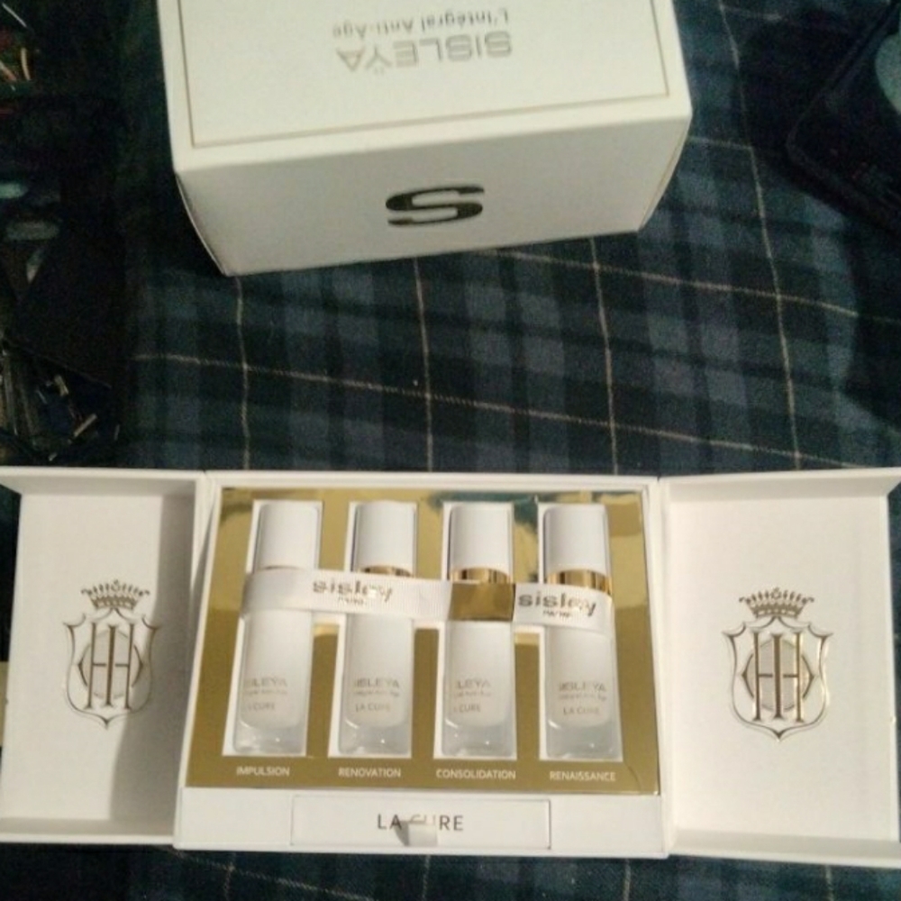 Siseleya la cure anti aging formula. Authentic brand new in original packaging